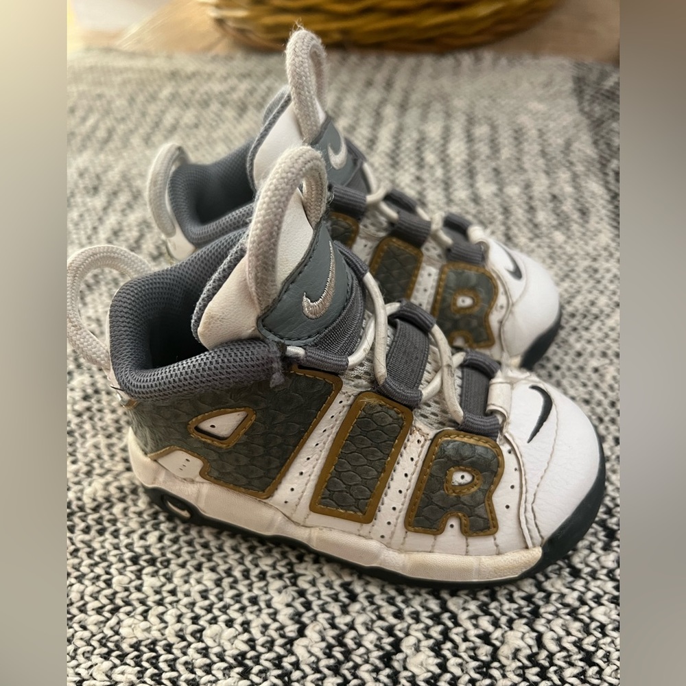 NIKE size 6C